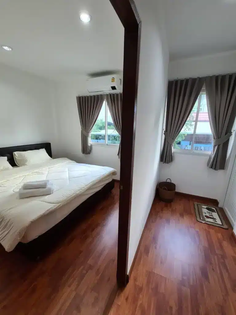 ห้องนอนพื้นไม้ในโรงแรมนครชัยศรี ประเทศไทย ที่พักนครชัยศรี