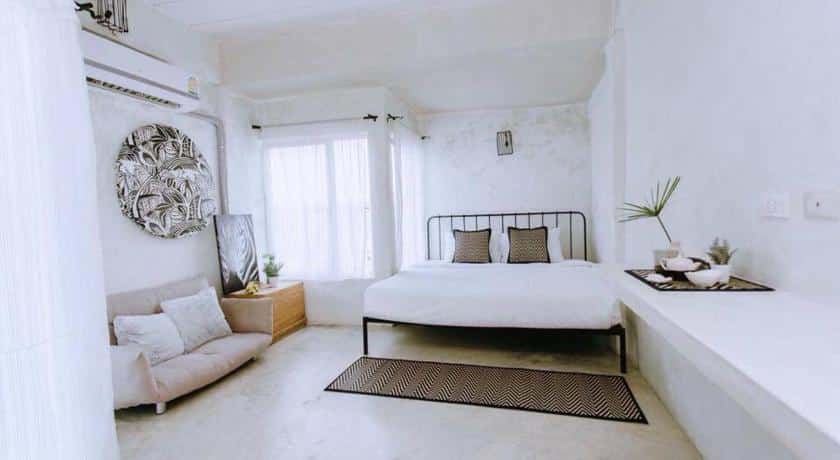 ห้องพักพร้อมเตียงนอนของที่พักท่าศาลา โรงแรมใน koh tao beach house ที่พักโขงเจียมริมโขง