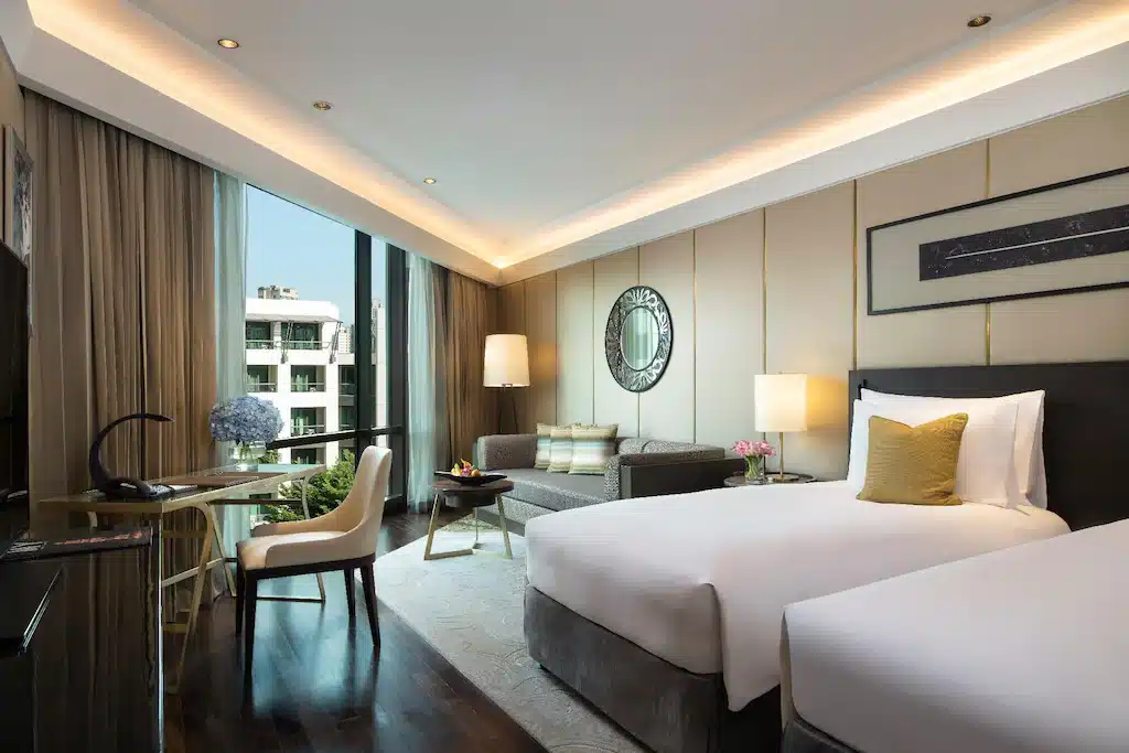 ห้องพักโรงแรมหรูระดับ 5 ดาวในกรุงเทพฯ พร้อมเตียง 2 เตียงและโต๊ะทำงาน โรงแรม 5 ดาวในกรุงเทพ