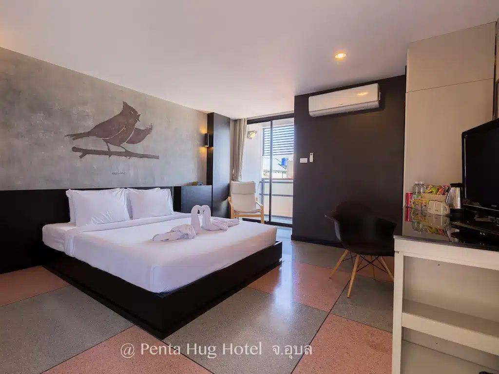 ห้องพักโรงแรมพร้อมเตียงนอนและโทรทัศน์ ณ โรงแรมท่าศาลา (โรงแรมท่าศาลา) ที่พักโขงเจียม