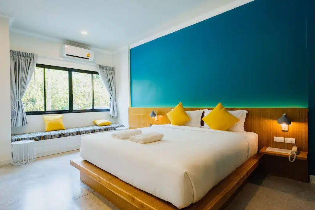 ห้องนอนผนังสีฟ้าตัดกับสีเหลือง ที่รีสอร์ทกาญไทรโยค หรือ รีสอร์ทไทร รีสอร์ทเนินมะปราง