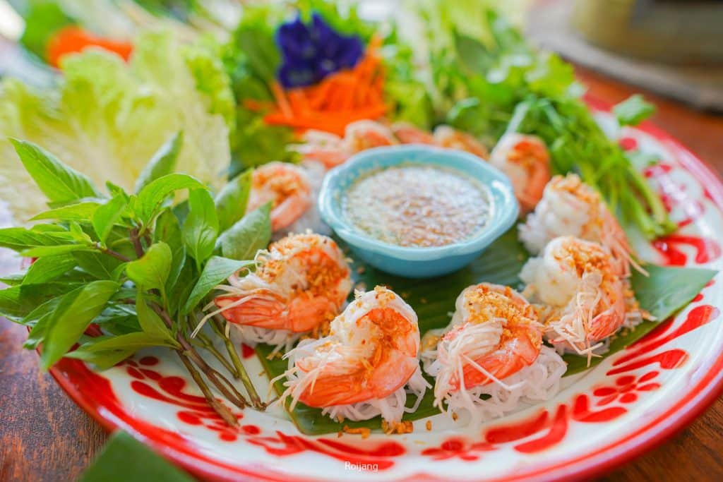 จานใส่กุ้ง ผักกาด และน้ำจิ้ม จาก ร้านอาหารในราชบุรี ที่เที่ยวไทย ร้านอาหารท้ายเหมือง