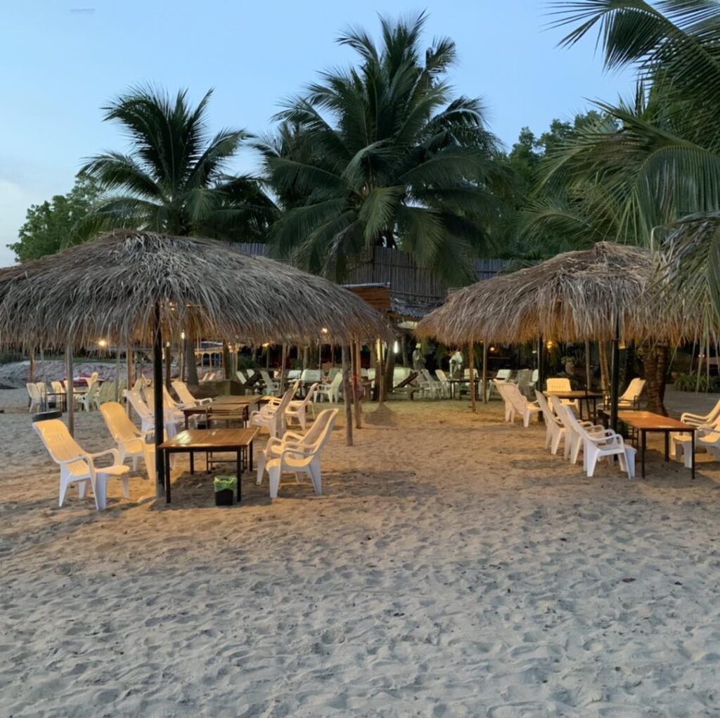 ชายหาดที่มีเก้าอี้และร่มบนพื้นทราย ที่เที่ยวอุดร