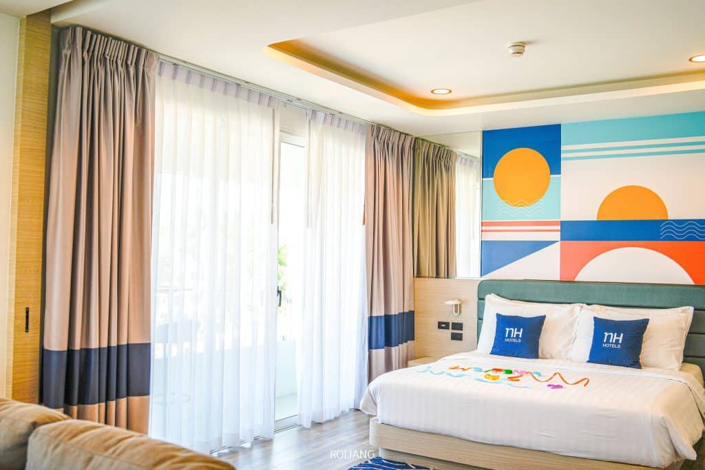 โรงแรมราคาย่อมเยาในภูเก็ตที่มีภาพจิตรกรรมฝาผนังสีสันสดใสประดับผนังห้องนอน ที่พักภูเก็ต