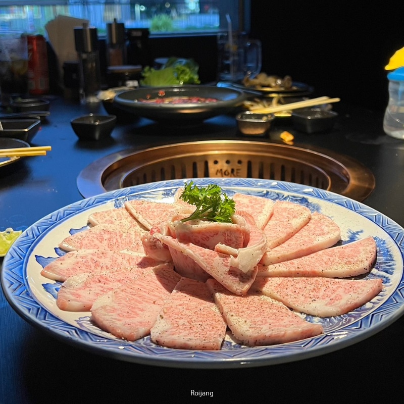 จานเนื้อวางอยู่บนโต๊ะที่ ร้านอาหารญี่ปุ่น ในภูเก็ต ร้านอาหารญี่ปุ่นภูเก็ต