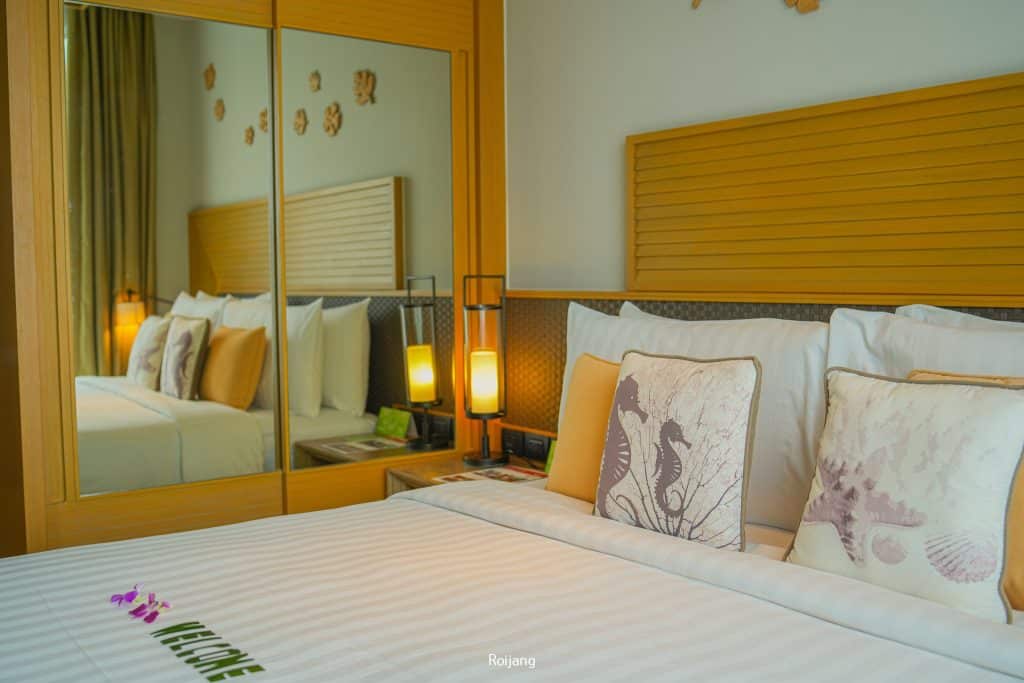 ห้องพักโรงแรมในภูเก็ตราคาประหยัดพร้อมเตียงนุ่มสบายและกระจก ที่พักภูเก็ต