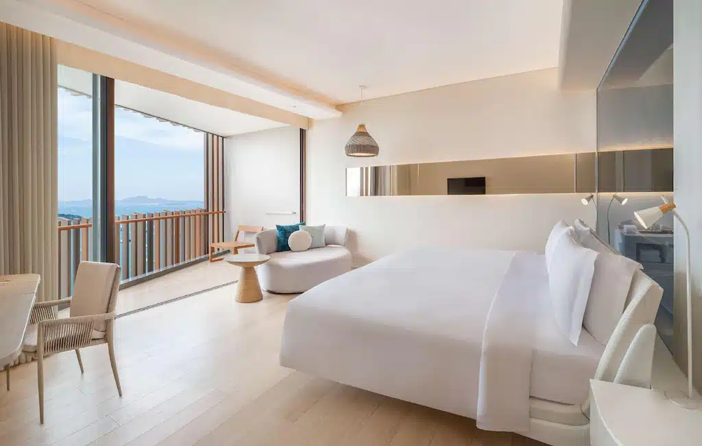 ห้องพักโรงแรม 5 ดาวในพัทยาพร้อมเตียงขนาดใหญ่และวิวทะเล โรงแรมพัทยา 5 ดาว