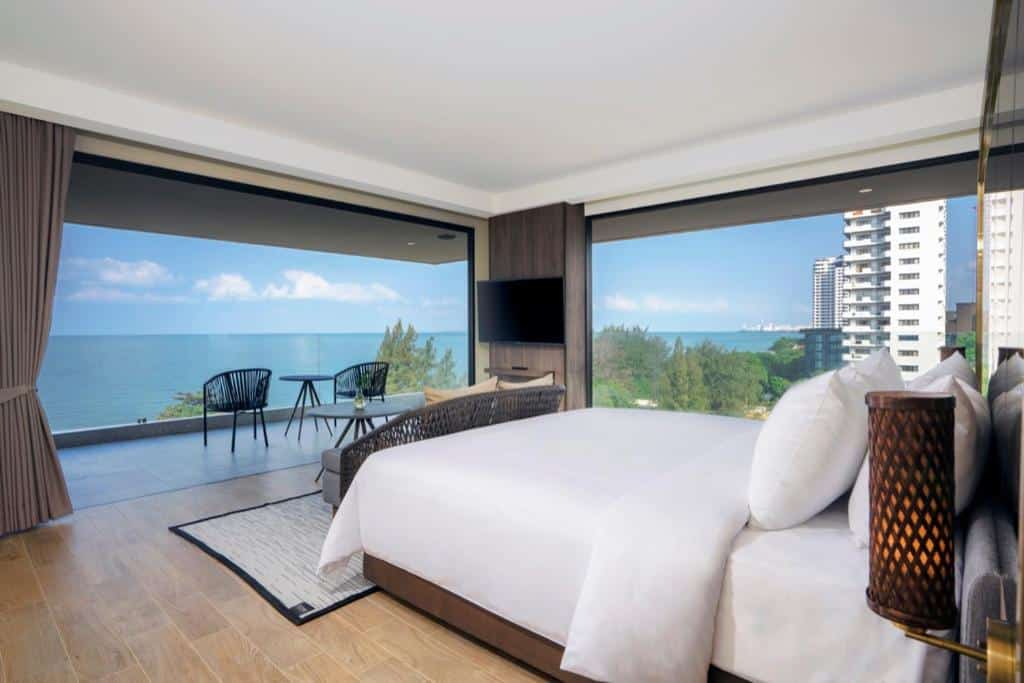 ห้องนอนที่มองเห็นวิวทะเลผ่านกระจกใสบานใหญ่ โรงแรม 5 ดาวพัทยา 