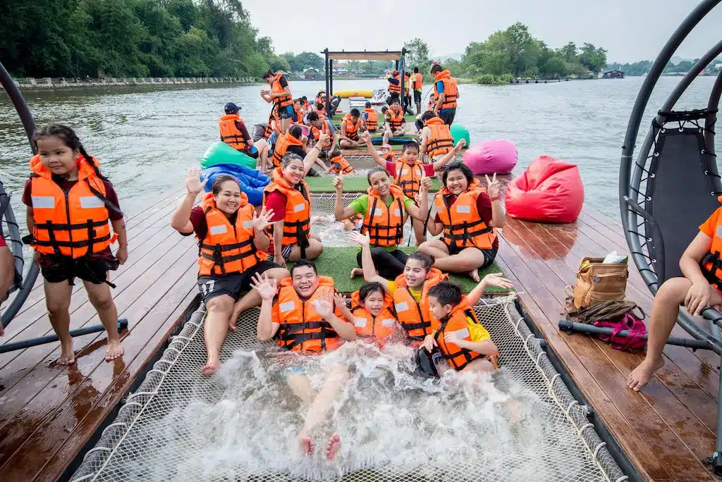 กลุ่มคนบนเรือสวมเสื้อชูชีพในเมืองกาญจนบุรี ที่พักเมืองกาญจนบุรี