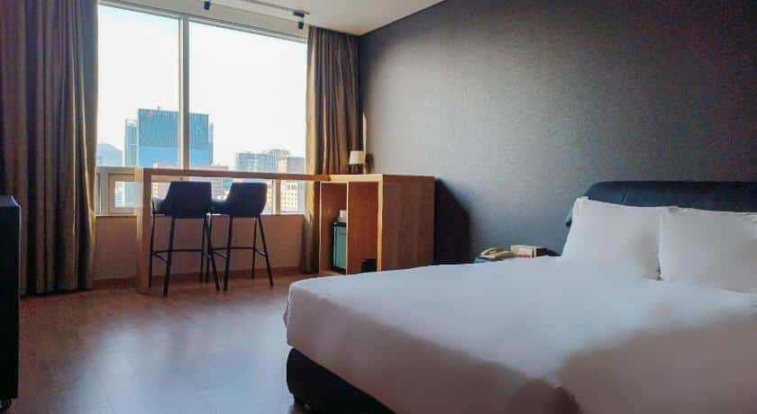 ห้องพักโรงแรมที่มองเห็นวิวเมืองในเที่ยวเกาหลี ที่ เที่ยวเกาหลี