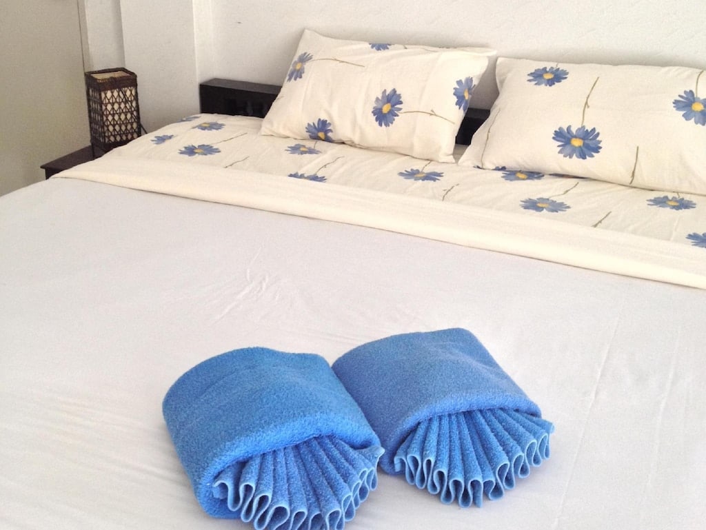 ผ้าขนหนูสีน้ำเงินสองผืนบนเตียงในโขงเจียม บางแสน 
