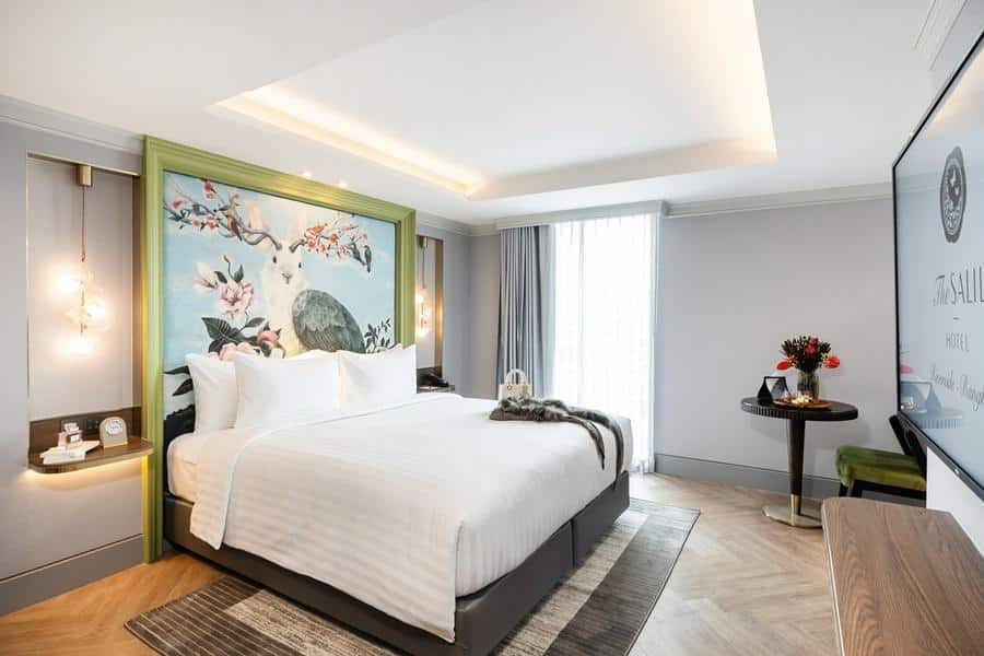 โรงแรมหรูกรุงเทพพร้อมเตียงขนาดใหญ่และภาพวาดขนาดใหญ่บนผนัง  โรงแรม 5 ดาว ในกรุงเทพ