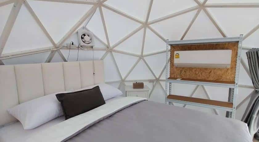 ห้องนอนริมชายหาดพร้อมเตียงนอนในโดมที่ Cape Singha Beach Resort ที่พักหาดแหลมสิงห์