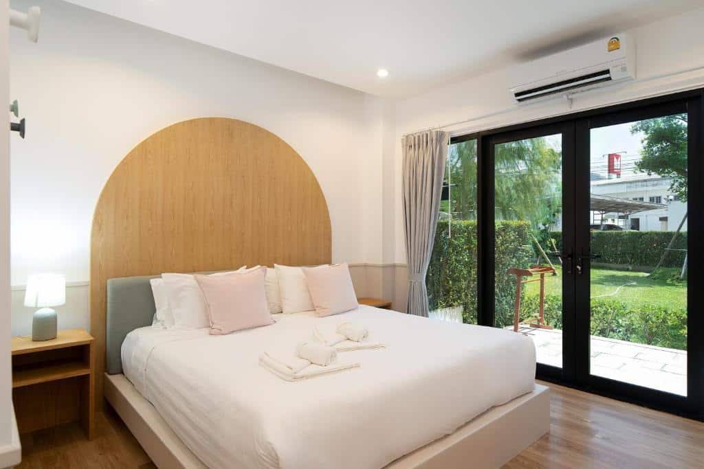 หนึ่งในห้องนอนที่มีประตูกระจกบานเลื่อนที่เมืองกาญจนบุรี ที่พักเมืองกาญจนบุรี