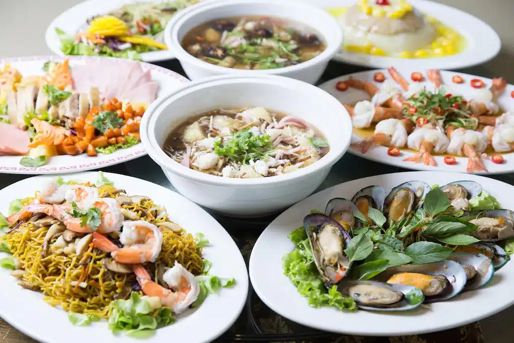 โต๊ะอาหารเอเชียหลากหลายที่งานพิษณุโลก ที่เที่ยวพิษณุโลก