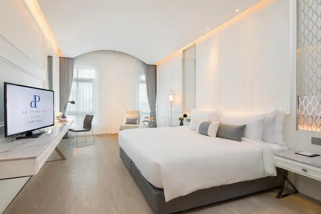 ห้องพักในโรงแรมที่มีเตียงขนาดใหญ่และทีวีจอแบน ที่เที่ยวอุดรธานี 