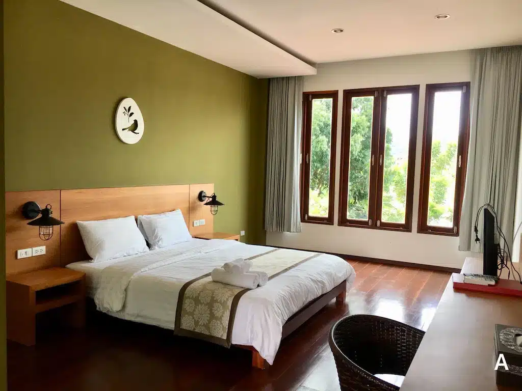 สีเขียวและเตียง ที่พักเมืองกาญจนบุรี