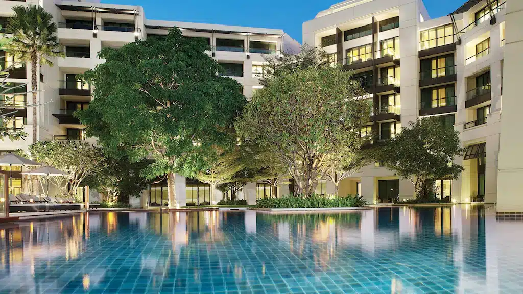 โรงแรมหรูระดับ 5 ดาวในกรุงเทพพร้อมสระว่ายน้ำยามพลบค่ำ โรงแรม 5 ดาวในกรุงเทพ