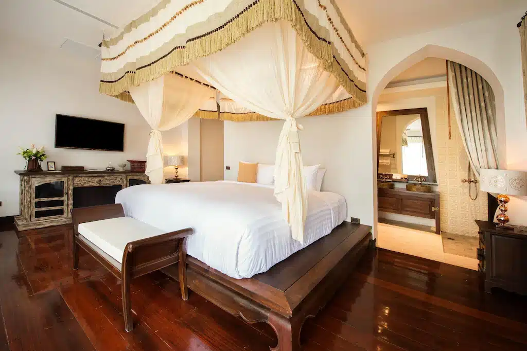 ห้องนอนพร้อมเตียงกระโจมสวยงามและพื้นไม้แสนอบอุ่นในเมืองพิษณุโลกที่น่ารัก ที่เที่ยวพิษณุโลก