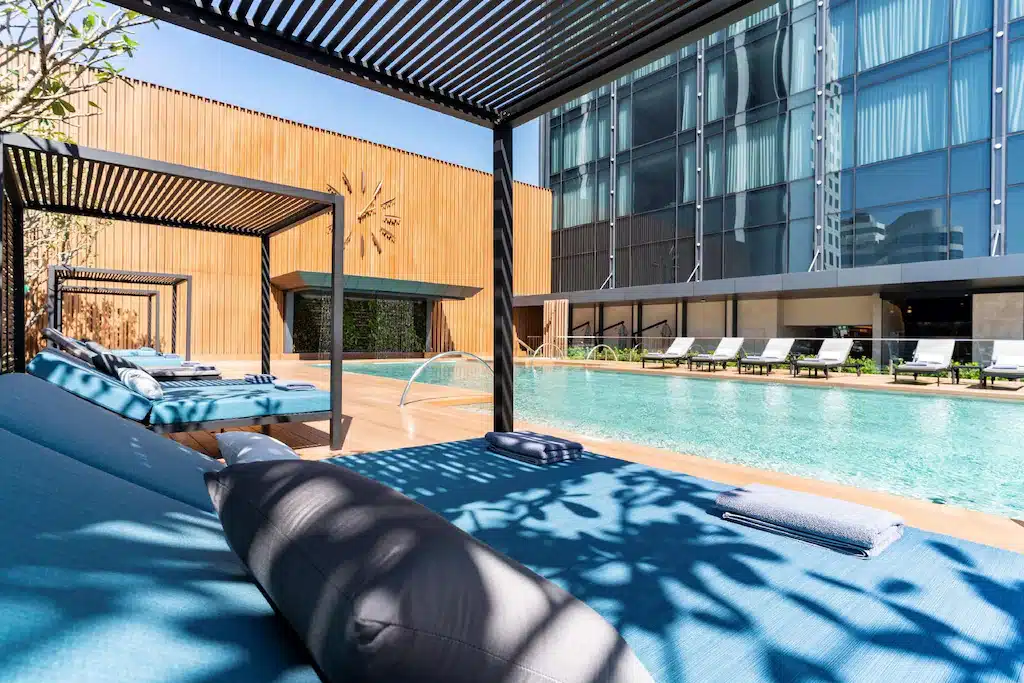 โรงแรมหรูในกรุงเทพพร้อมสระว่ายน้ำและเก้าอี้นั่งเล่น โรงแรม 5 ดาว กรุงเทพ