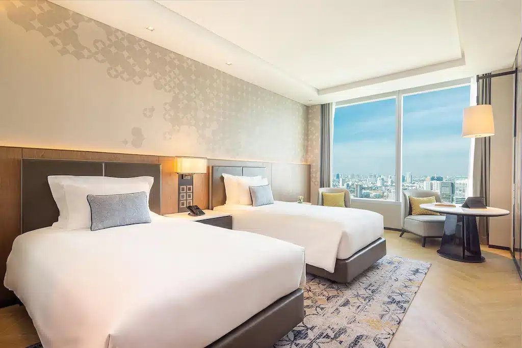 เตียง 2 เตียงในห้องพักโรงแรมหรูพร้อมวิวเมืองในโรงแรม 5 ดาวของกรุงเทพฯ โรงแรม 5 ดาว ในกรุงเทพ