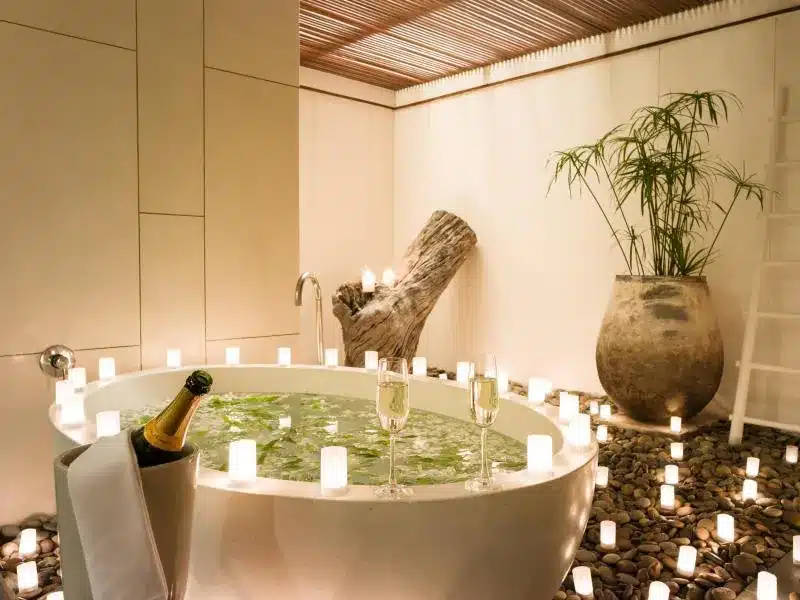 อ่างอาบน้ำที่ประดับประดาไปด้วยแสงเทียน และมีแก้วไวน์สองแก้ว ในบรรยากาศสุดโรแมนติก โรงแรมพังงา