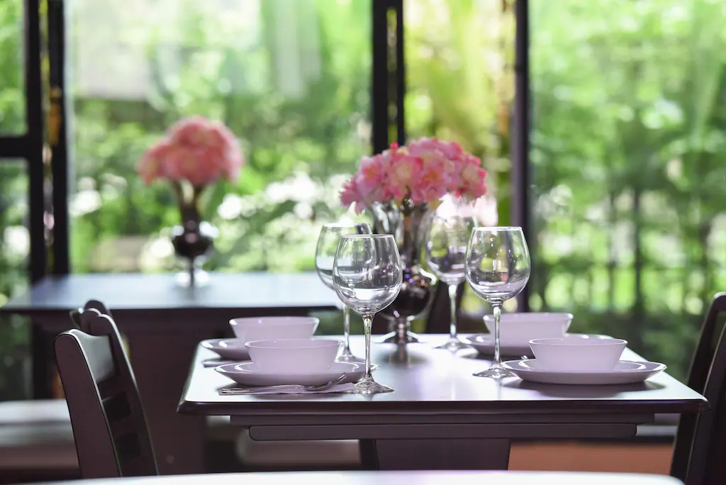 โต๊ะวางแก้วน้ำและดอกไม้ในที่พักท่าศาลา โขงเจียมที่พัก