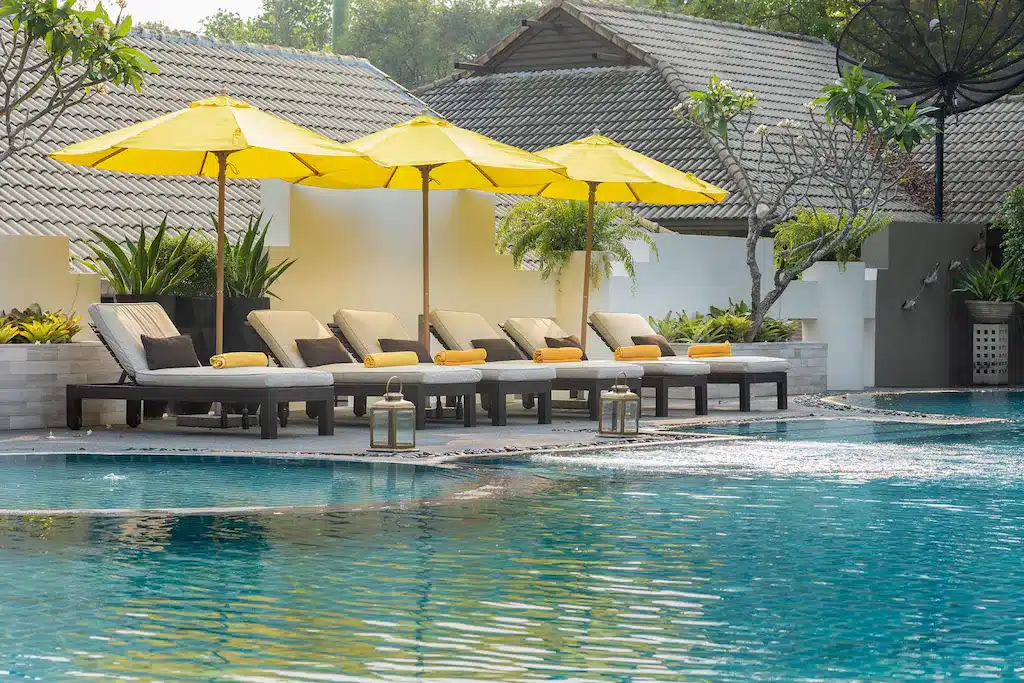 โรงแรมท่าศาลาพร้อมสระว่ายน้ำพร้อมร่มสีเหลือง ที่พักโขงเจียม