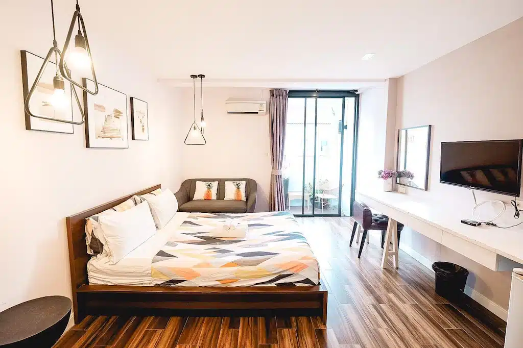 โรงแรมไทยโขงเจียมพร้อมพื้นไม้และเตียงนอน ที่พักหาดวอนนภา