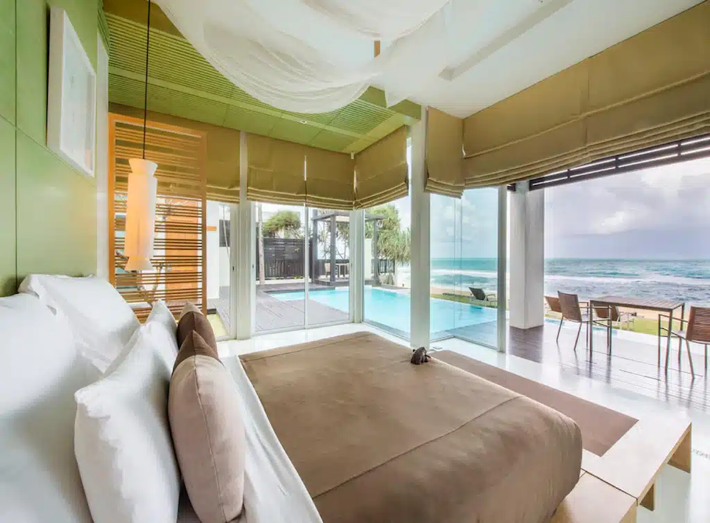 ห้องนอนที่สามารถมองเห็นวิวทะเลได้จากห้องพักเลย ที่พักพังงา