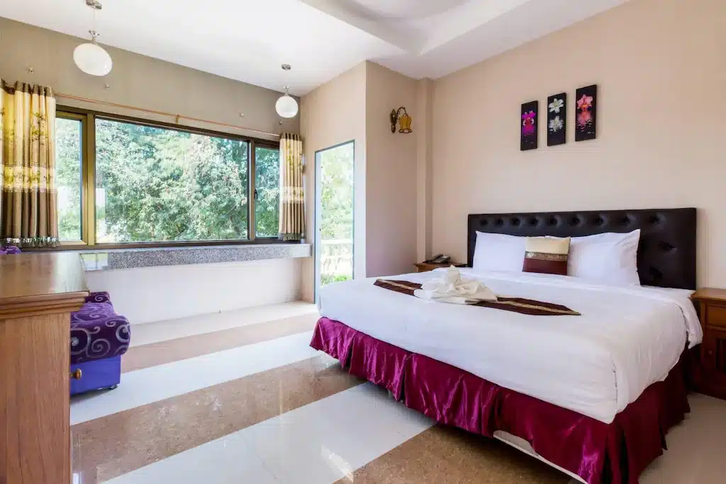 อยู่กับเมืองกาญจนบุรีด้วยห้องนอนใหญ่ที่มีเ ที่พักเมืองกาญจนบุรี