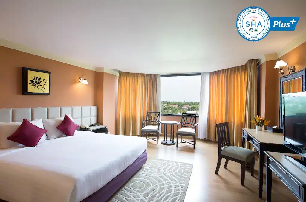 ห้องพักโรงแรมในแหล่งท่องเที่ยวพิษณุโลกพร้อมเตียงนอนขนาดใหญ่และโทรทัศน์ ที่เที่ยวพิษณุโลก