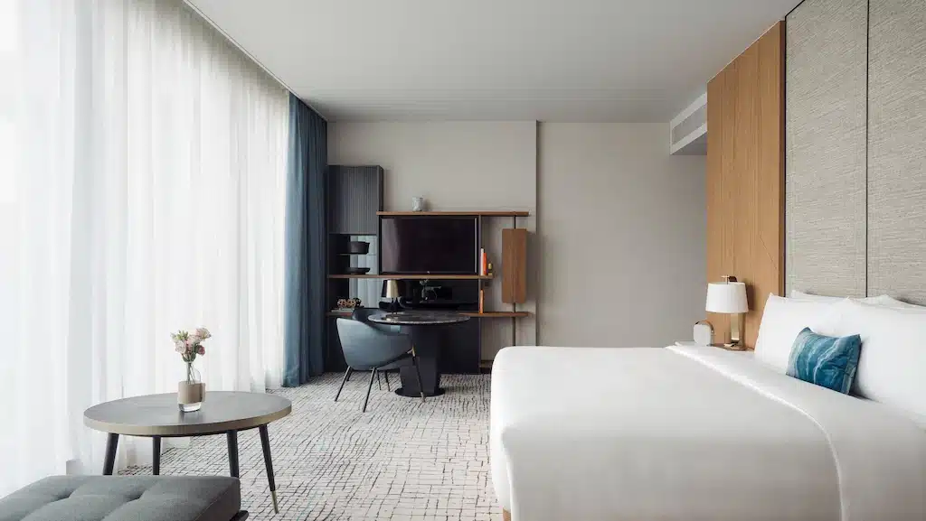 ห้องพักในโรงแรมหรูในกรุงเทพพร้อมเตียงขนาดใหญ่และโต๊ะทำงาน โรงแรม 5 ดาว กรุงเทพ