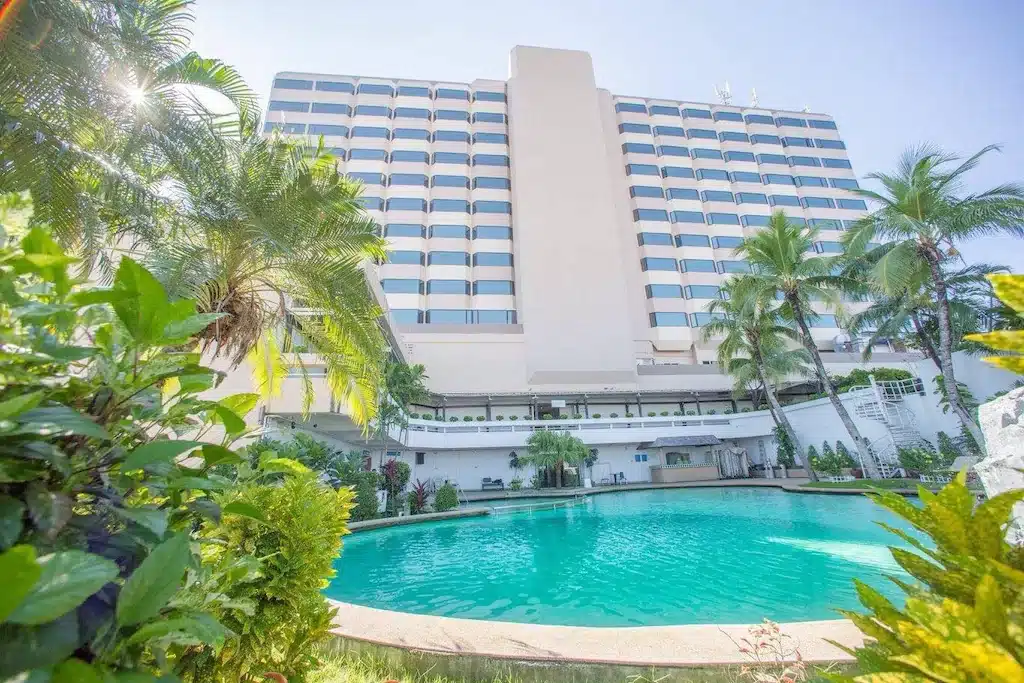โรงแรมที่มีสระว่ายน้ำด้านหน้าตั้งอยู่ในงาน พิษณุโลกที่เที่ยว
