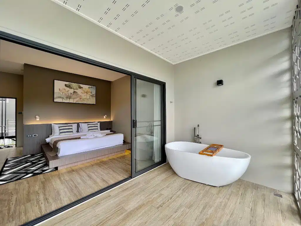 ที่พักรีสอร์ทหรือโรงแรมในพัทยาพร้อมอ่างอาบน้ำและประตูกระจกบานเลื่อน ที่พักสัตหีบ