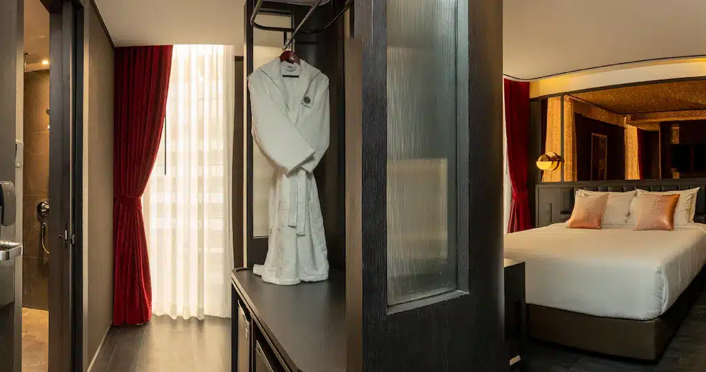 ห้องพักในโรงแรมพร้อมเสื้อคลุมแสนสบายและเตียงนุ่มสบาย ถนนข้าวสาร