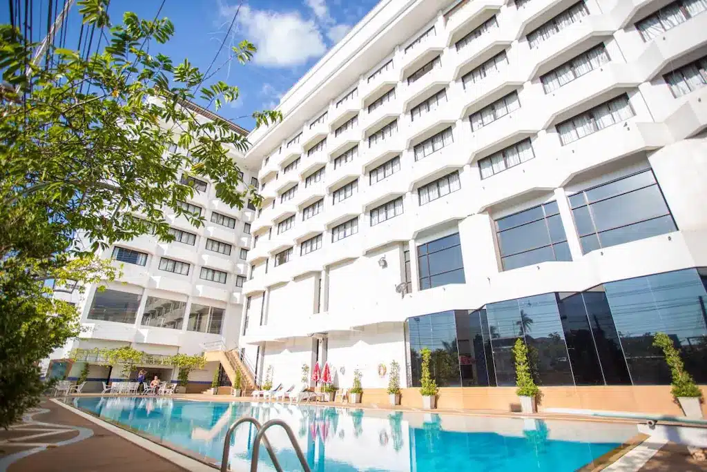 โรงแรมที่มีสระว่ายน้ำด้านหน้าตั้งอยู่ใน อุตรดิตถ์ที่เที่ยว ภูสอยดาว