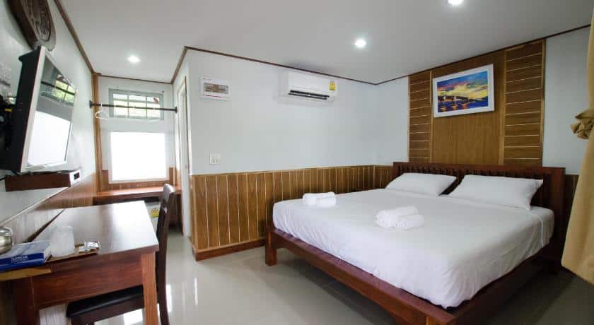 ซากุระมีเตียงและผนังไม้ ที่พักหาดแหลมสิงห์