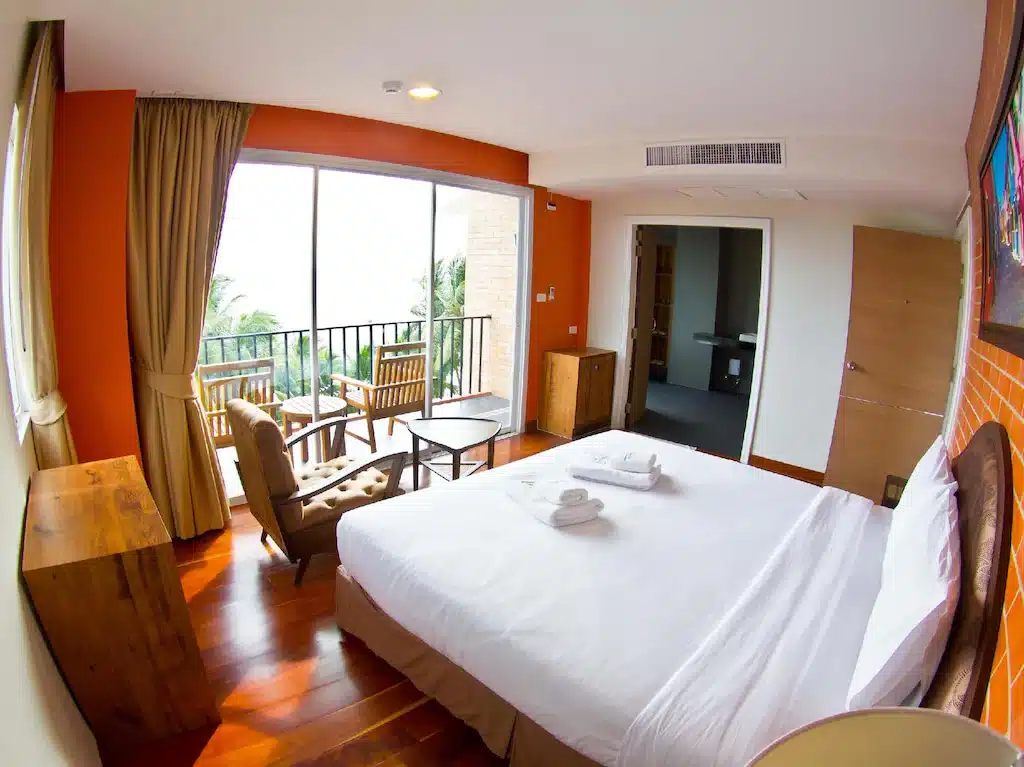 เตียงในห้องที่มีระเบียงมองเห็นทะเลที่โขงเจียมริมโขงรีสอร์ท โรงแรมหาดวอนนภา