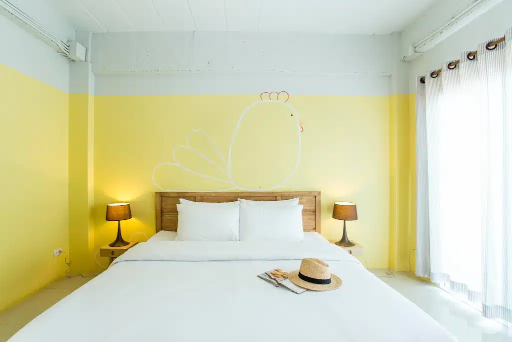 โขงเจียมที่พักที่มีห้องนอนสีเหลืองพร้อมเตียงสีข ที่พักหาดวอนนภา