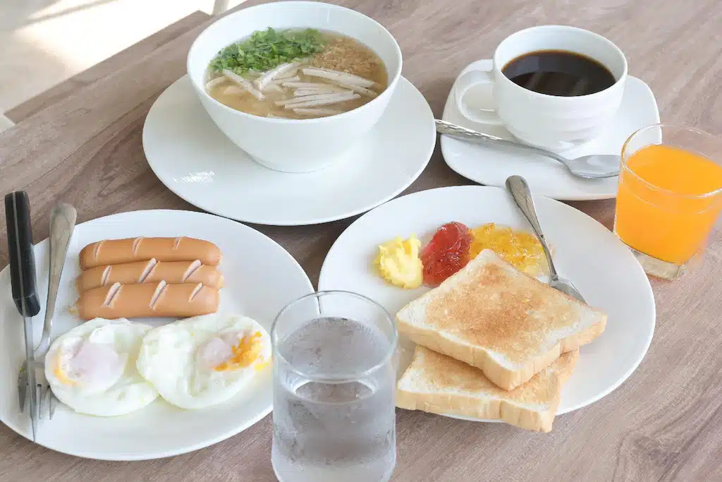 มื้อเช้าบนโต๊ะอาหารของโรงแรมท่าศาลา ที่พักโขงเจียม