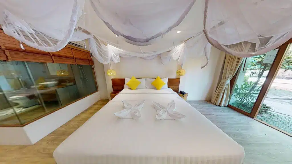ชายหาดวอนนภาที่มีเตียงที่มีร่มเงาล้อมรอบตัว ที่พักหาดตาแหวน