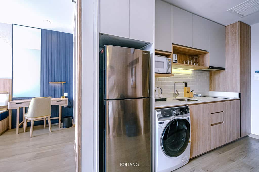 ห้องที่มีเครื่องครัวครบ ทั้ง ตู้เย็น เครื่องซักผ้า ซิ้งล้างจาน Staybridge Thonglor  