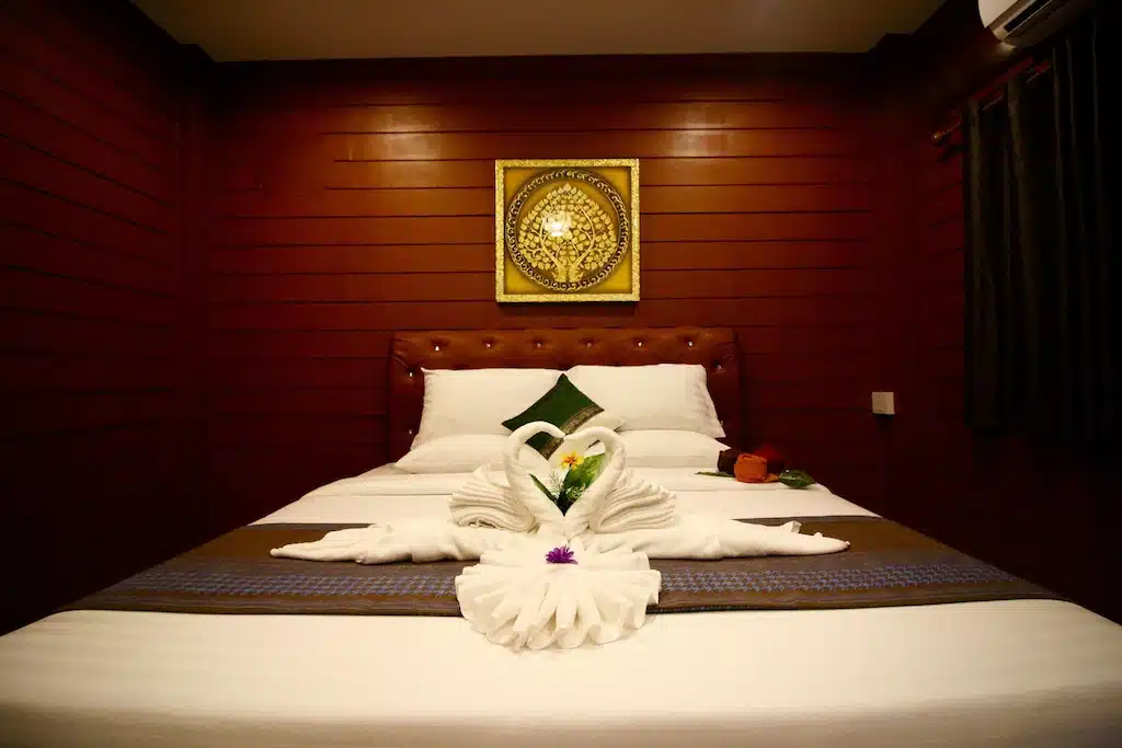 ลักษณะเมืองกาญจนบุรี: เตียงพร้อมผ้าเช็ดตัว ที่พักเมืองกาญจนบุรี