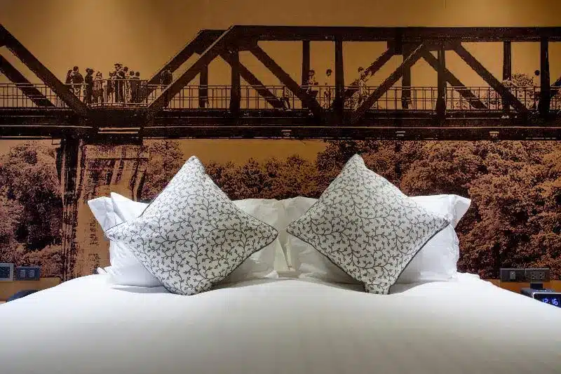 บริการในเมืองกาญจนบุรีโดยมีรูปสะพานอยู่บนเตียง ที่พักเมืองกาญจนบุรี