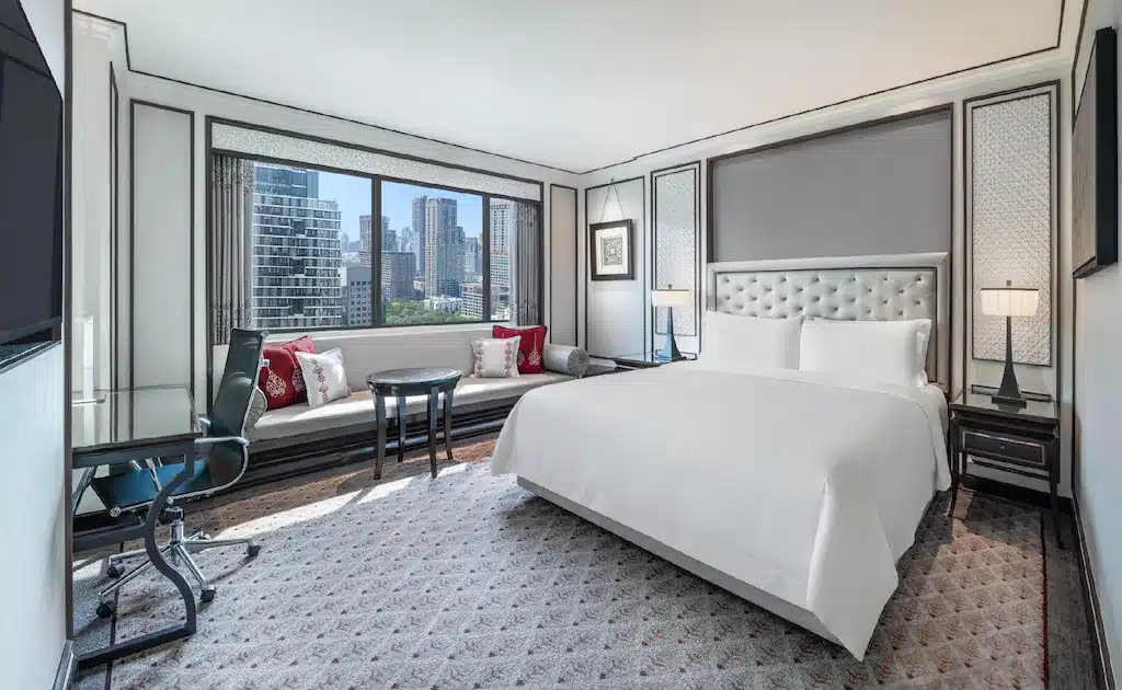ห้องพักหรูระดับโรงแรม 5 ดาวในกรุงเทพฯ พร้อมเตียงขนาดใหญ่และวิวเมือง โรงแรม 5 ดาว กรุงเทพ