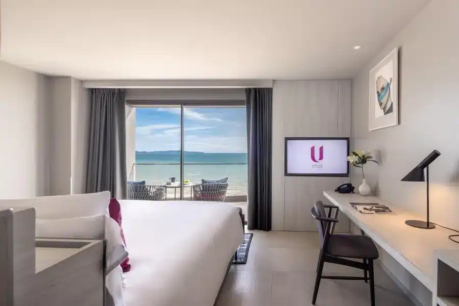 ห้องนอนที่สามารถมองเห็นวิวทะเลได้ชัด โรงแรมพัทยาติดทะเล 5 ดาว