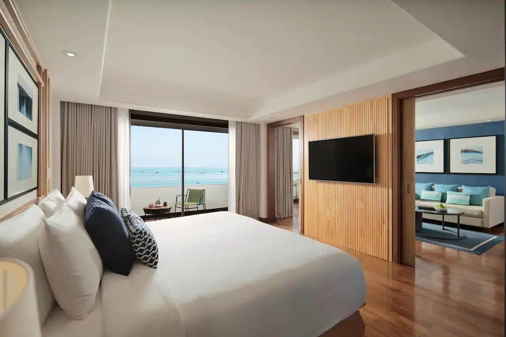 ห้องนอนสุดหรูที่สามารถมองเห็นวิวทะเล โรงแรม 5 ดาวพัทยา 