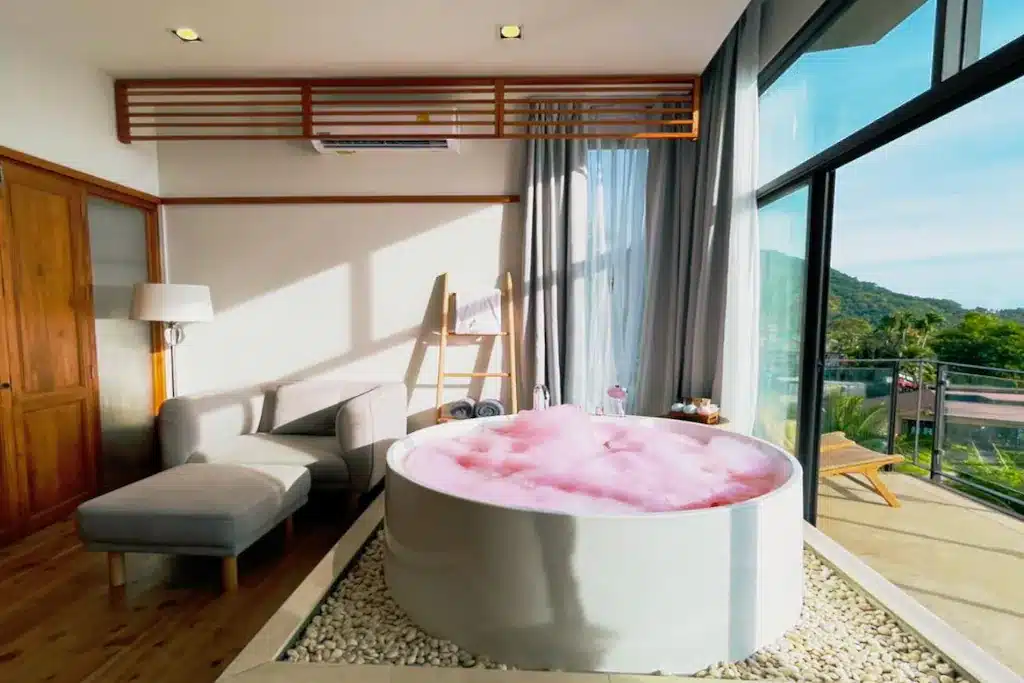 อ่างอาบน้ำสีชมพูในโรงแรมโป่งพร้อมวิว ที่พักสิชล