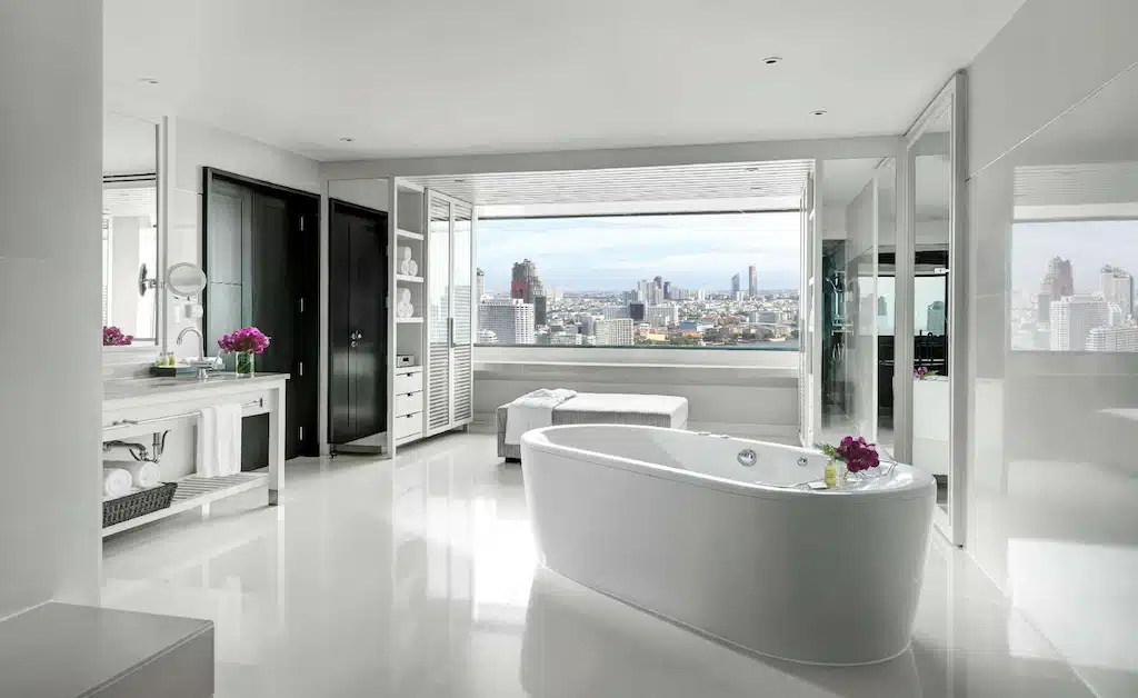 โรงแรมหรูระดับ 5 ดาวในกรุงเทพฯ พร้อมห้องน้ำสีขาวที่มองเห็นวิวเมืองอันสวยงาม โรงแรม 5 ดาว กรุงเทพ